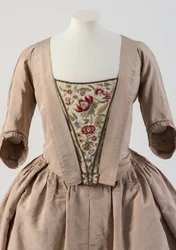 Stomacher ricamato con fili di seta rossi e blu, 1740